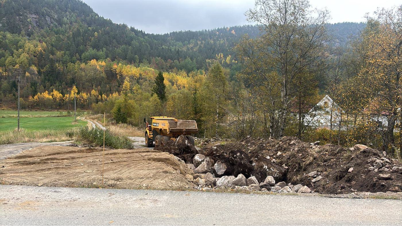 Dumper og steinmasser ved anlegget